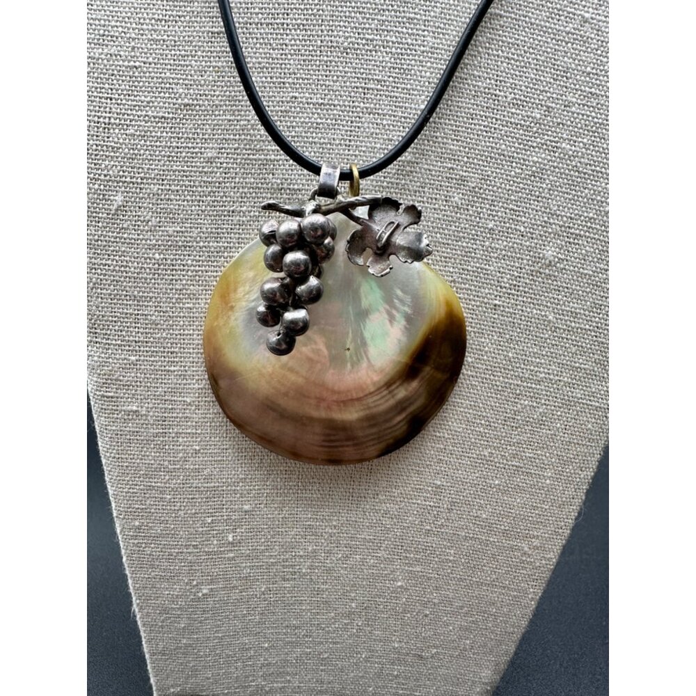 Beautiful Mother Of Pearl and Sterling Silver Pendant Necklace - Picture 3 of 6